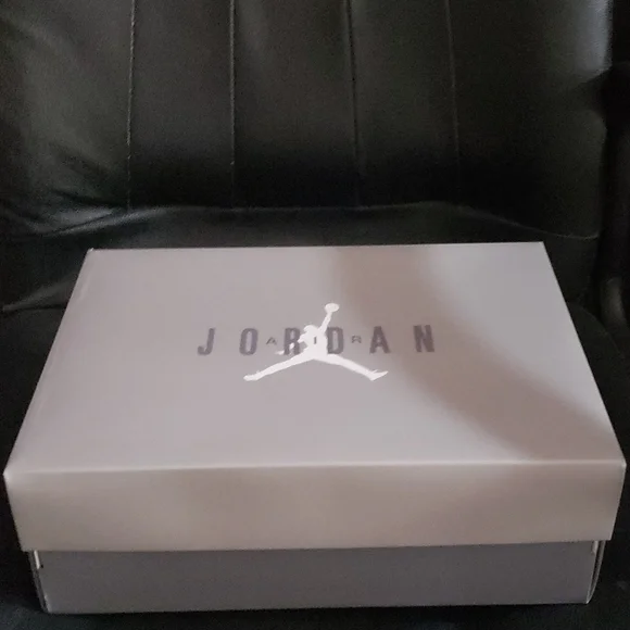 AIR JORDAN 11 RETRO (GS) 'Cool Grey' 2021 - Picture 14 of 16